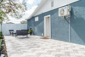 Outdoor dining - Perfect Location! All include Tampa Private Suite (Tampa)