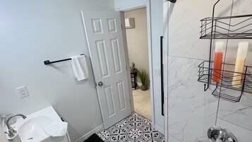 淋浴设施、吹风机、毛巾、肥皂