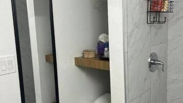 Dusj, hårføner, håndklær og såpe