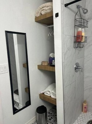 Suihku, hiustenkuivaaja, pyyhkeet, saippua