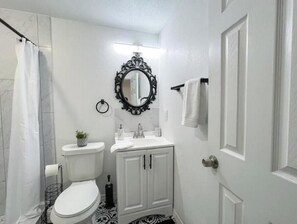 Douche, sèche-cheveux, serviettes fournies, savon