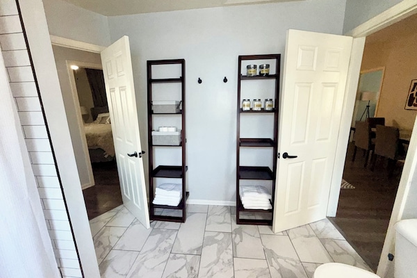 4 slaapkamers, een strijkplank/strijkijzer, wifi, beddengoed