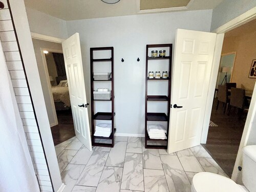 4-bedroom apartment in marvelous Chicago with Workout Mirror, AC