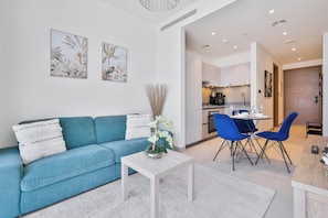 Appartement Exclusif, balcon, vue ville | Salle de séjour | TV connectée de 55 pouces avec chaînes numériques