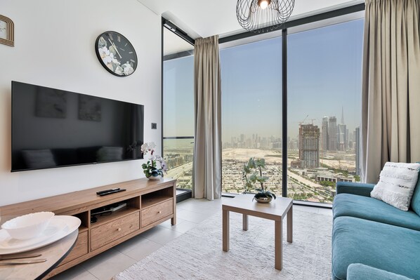 Exklusiv lägenhet - balkong - utsikt mot staden | Vardagsrum | 55-tums smart-tv med digitalkanaler