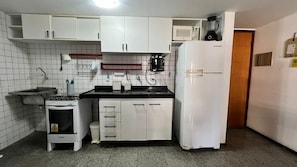 Appartement | Cuisine privée | Réfrigérateur, four à micro-ondes, un four, surface de cuisson