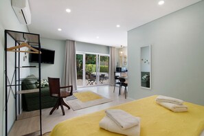 1 habitación, tabla de planchar con plancha, wifi y ropa de cama