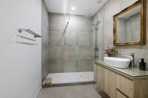 Shower, hair dryer, towels - Excellent Independent Studio Suite (Loulé)