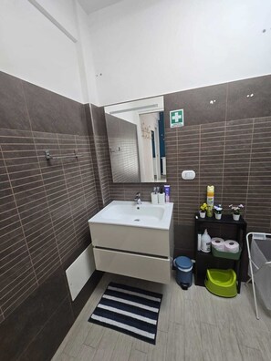 Hair dryer, towels, soap, toilet paper - WELCOME LOVE ROME - apartment surrounded by greenery (Lazio)