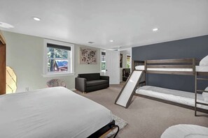 3 bedrooms, desk, iron/ironing board, travel crib - Explore Dunes, Lake MI, Breweries from Wonderwood (Sawyer)