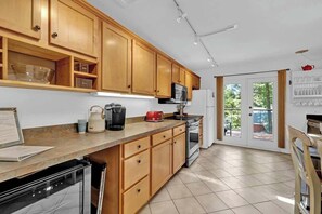 Fridge, microwave, oven, stovetop - Explore Dunes, Lake MI, Breweries from Wonderwood (Sawyer)