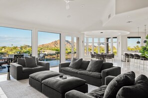 Fernseher, Kamin, Arbeitsbereiche