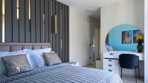 Un dormitorio moderno con una cama grande, un escritorio y una silla.