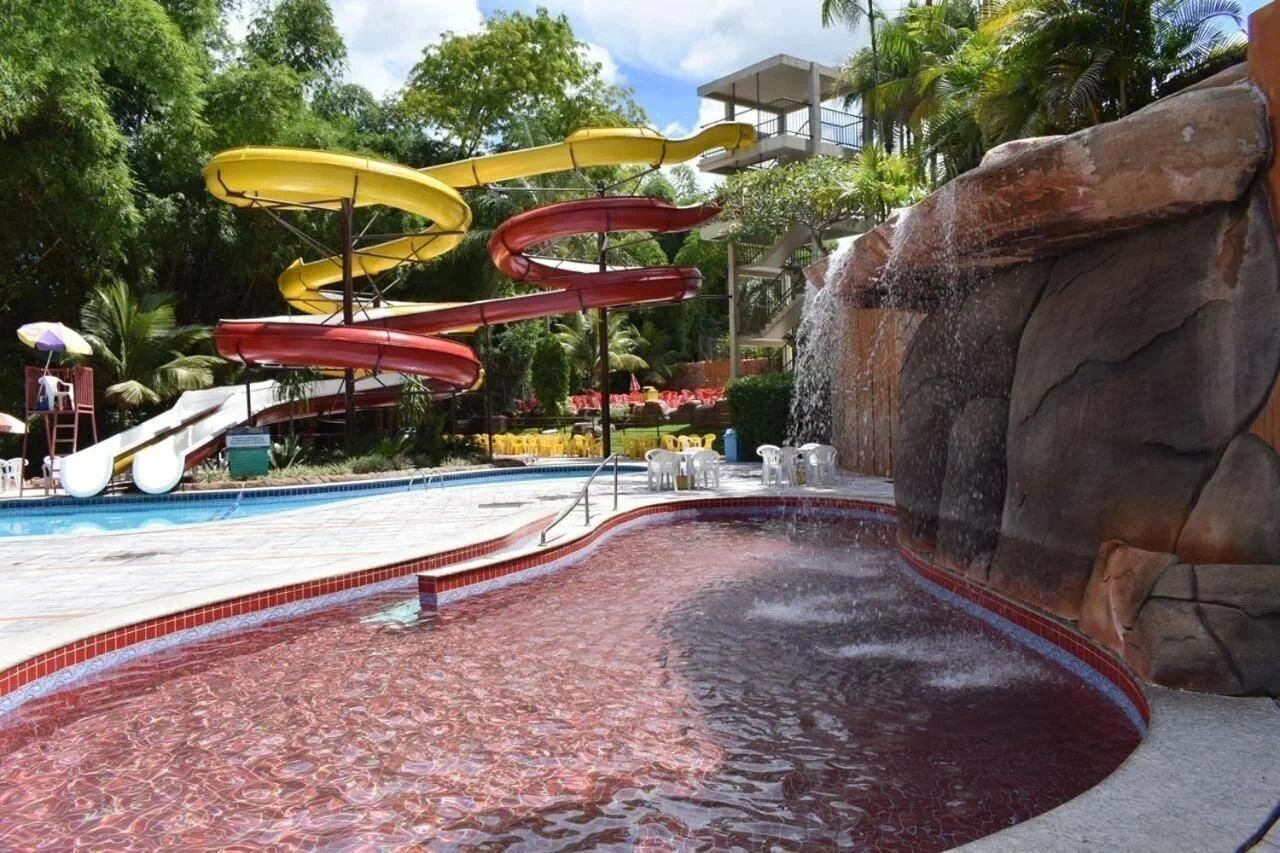 Un parc aquatique doté de plusieurs toboggans et d’une piscine.