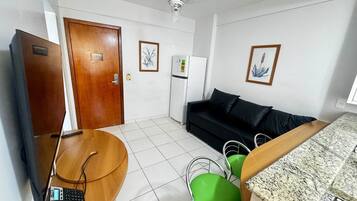 Apartamento básico | Área de estar | TV