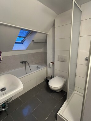 Bruser, hårtørrer, håndklæder, Sæbe