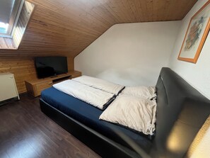 2 bedrooms, iron/ironing board, free WiFi, bed sheets - Cozy attic apartment in a quiet location (Nürnberg)