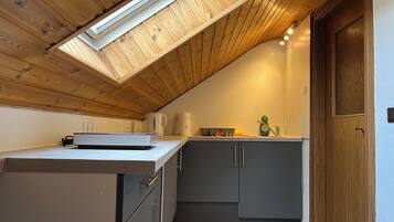 Mikrowelle, Herdplatte, Wasserkocher mit Kaffee-/Teezubehör