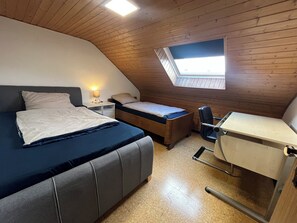 2 bedrooms, iron/ironing board, free WiFi, bed sheets - Cozy attic apartment in a quiet location (Nürnberg)