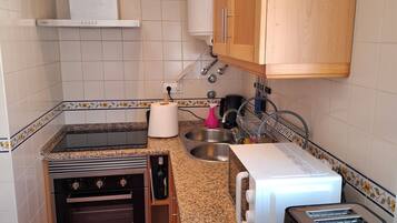 Microondas, horno, placa de cocina