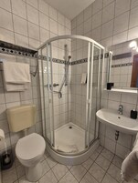 淋浴设施、毛巾、肥皂、卫生纸