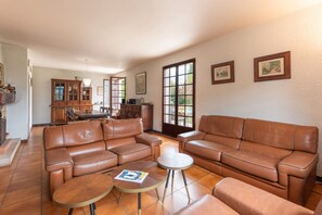 TV - Villa Delb – Mountain View, Private Pool and Wi-Fi (Arthez-d'Asson)