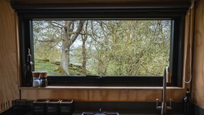 Private kitchen - Off-Grid Woodland Retreat & Wild Sauna Near Llangollen (Llangollen)