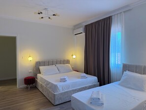 ห้องสแตนดาร์ดสำหรับสี่ท่าน, วิวเมือง | โต๊ะทำงาน, พื้นที่ทำงานแบบใช้แล็ปท็อป, ผ้าม่านกันแสง, เตารีด/โต๊ะรีดผ้า
