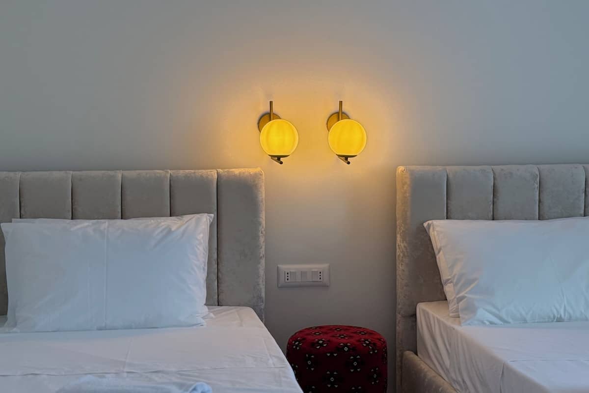 Habitación triple estándar | Escritorio, espacio para trabajar con laptop y cortinas blackout