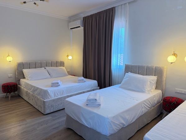 標準四人房, 城市景觀 | 書桌、筆電工作空間、遮光布/窗簾、熨斗/熨衣板