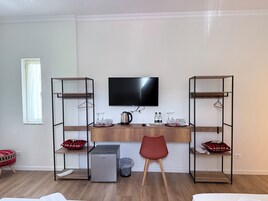 Standard-herbergi fyrir fjóra - borgarsýn | Skrifborð, vinnuaðstaða fyrir fartölvur, myrkratjöld/-gardínur