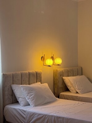 Habitació quàdruple estàndard, vistes a la ciutat | Escriptori, espai de treball apte per a portàtils i cortines opaques 