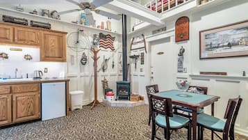 Apartment, 1 Queen Bed, Accessible Bathtub, Kitchenette | Living area
