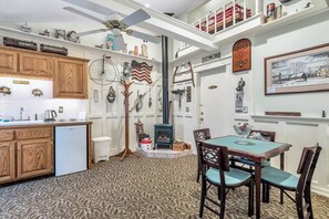 Appartement, 1 grand lit, baignoire accessible aux personnes à mobilité réduite, coin cuisine | Coin séjour