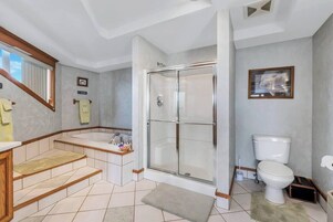 Comfort Apartment, 1 Queen Bed, Non Smoking, Air conditioning | Bathroom | Towels, soap, shampoo, toilet paper