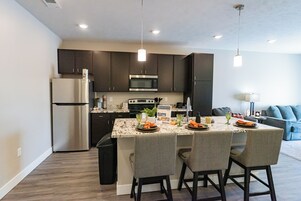 Apartamento de lujo, 1 cama de matrimonio | Zona de estar | Smart TV de 65 pulgadas con canales digitales