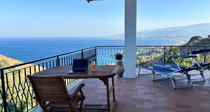 Maison Stalettì, between sky, sea, and prickly pears