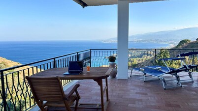 Maison Stalettì, between sky, sea, and prickly pears