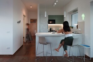 Réfrigérateur, micro-ondes, plaque de cuisson, cafetière/bouilloire