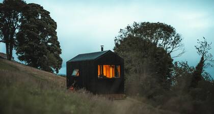 Romantic Off-Grid Woodland Hideaway with Stunning Valley Views