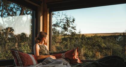 Romantic Off-Grid Woodland Hideaway with Stunning Valley Views