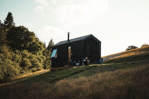 Exterior - Romantic Off-Grid Woodland Hideaway with Stunning Valley Views (Llangollen)