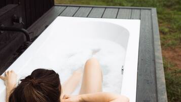 Tina de hidromasaje al aire libre