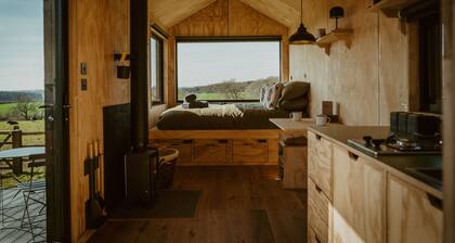 Secluded Off-Grid Woodland Hideaway with Scenic Trails