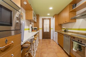 Frigorifero, microonde, forno, piano cottura