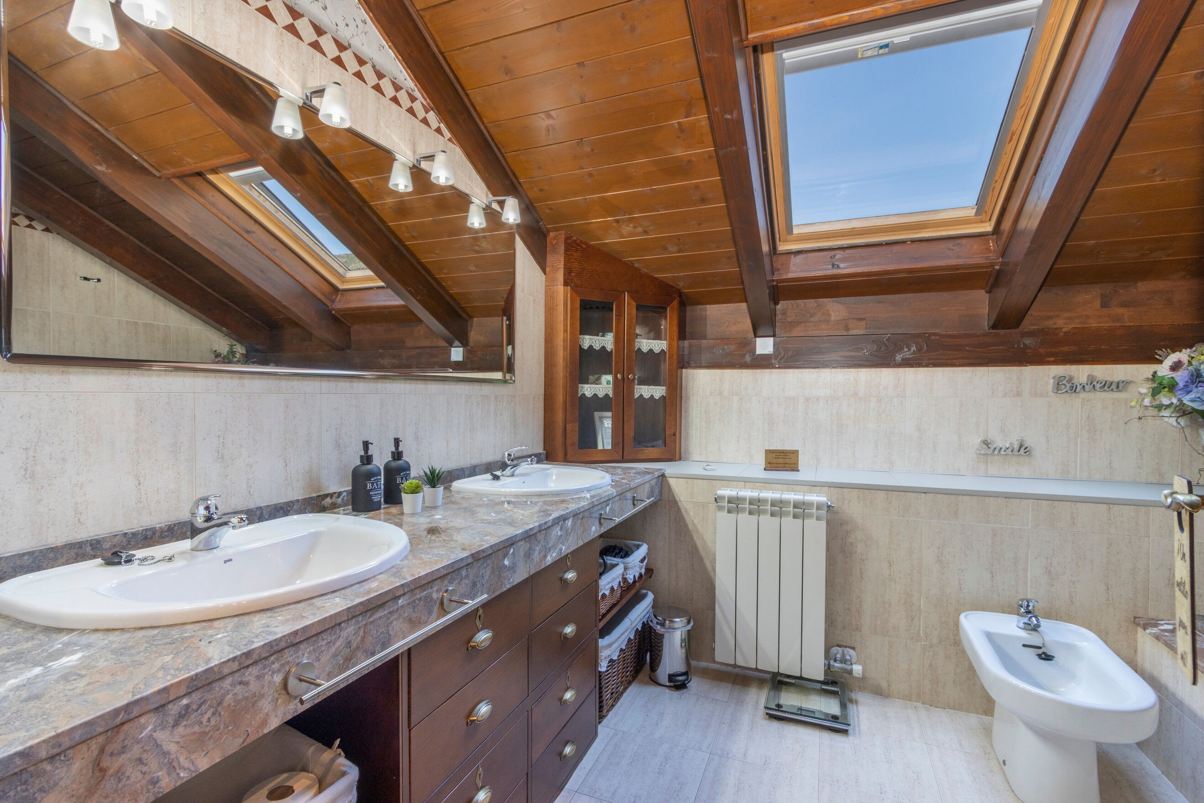 Een douche, een haardroger, handdoeken