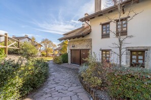 Exterior - Holiday Home 'Un Duplex Con Encanto' with Mountain View, Private Terrace and Wi-Fi (Jaca)