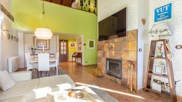 Televisión y chimenea