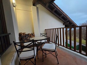 Outdoor dining - Holiday Home 'Un Duplex Con Encanto' with Mountain View, Private Terrace and Wi-Fi (Jaca)