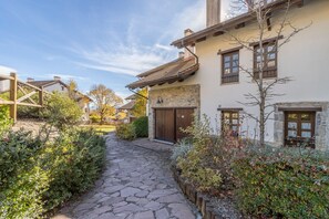 Exterior - Holiday Home 'Un Duplex Con Encanto' with Mountain View, Private Terrace and Wi-Fi (Jaca)